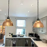 Charming City Home, Beside The Serene Ormeau Park