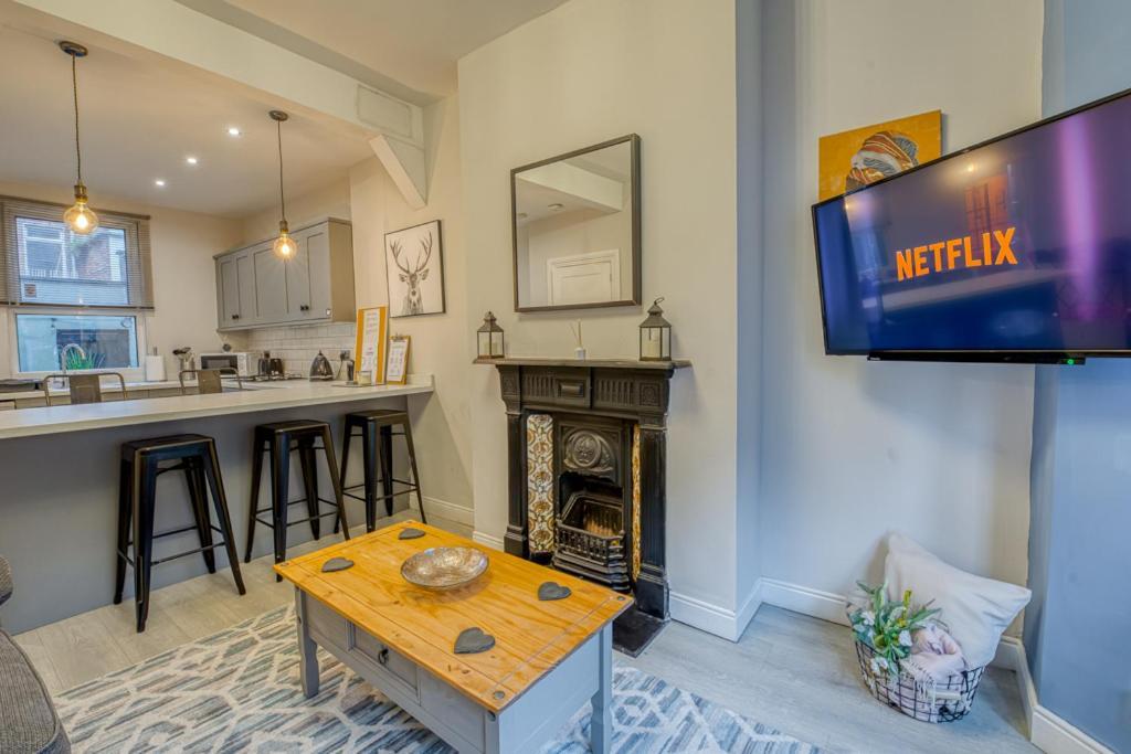 Charming Home, Beside The Serene Ormeau Park Holiday home *
