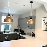 Charming City Home, Beside The Serene Ormeau Park
